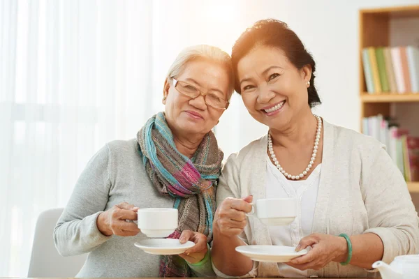 Yaşlı kadın çay içme — Stok fotoğraf