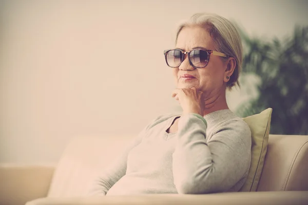 Seniorin mit Sonnenbrille — Stockfoto