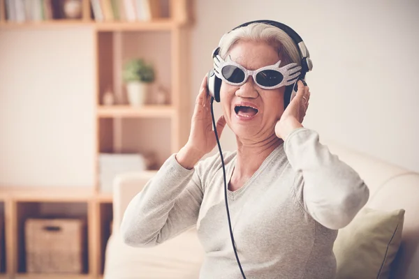 Mujer madura en auriculares — Foto de Stock