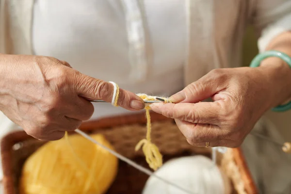 Vrouw een sjaal breien — Stockfoto