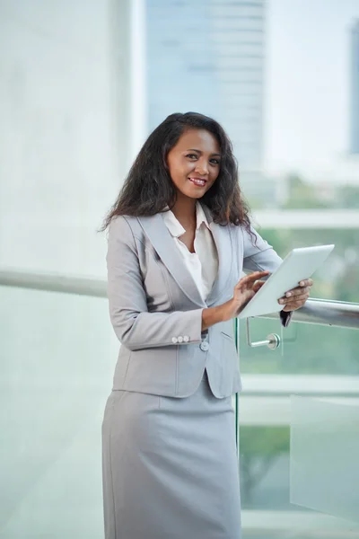 Femme d'affaires avec tablette numérique — Photo