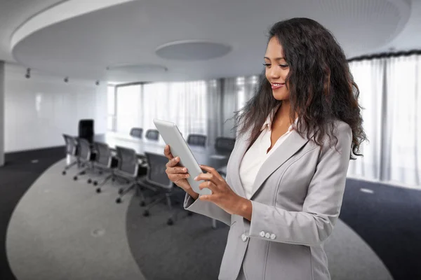 Mulher de negócios com tablet — Fotografia de Stock