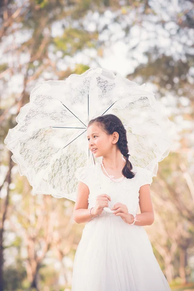 Fille avec parapluie en dentelle — Photo