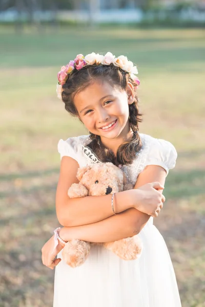 Fille avec ours jouet — Photo