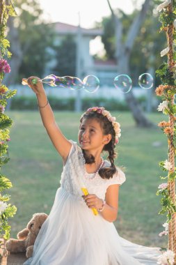 Sabun köpüğü yapan kız