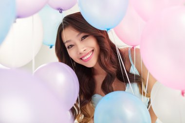 Kameraya bakan kadın.