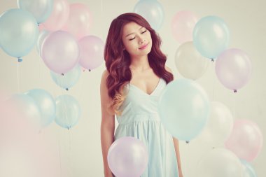 Balonlar arasında duran kadın