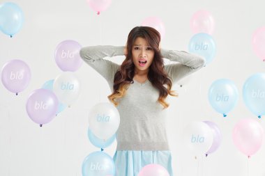 Balonlar ile mutsuz kadın