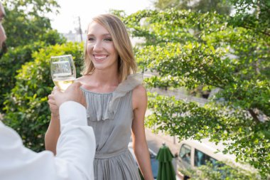 gülümseyen kadın içki şampanya 