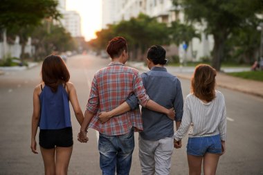 Iki çift yürüyüş