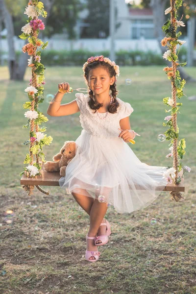 Lilla prinsessan på svingen — Stockfoto