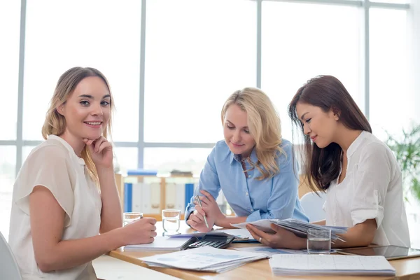 Mujeres jóvenes de negocios — Foto de Stock