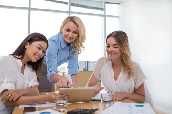 Mujeres jóvenes de negocios —  Fotos de Stock