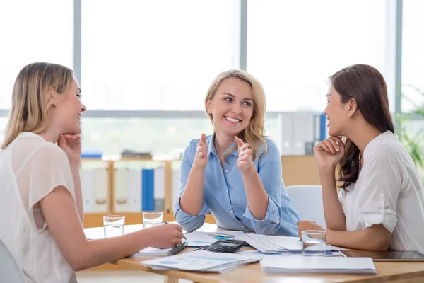 Schöne Geschäftsfrauen — Stockfoto