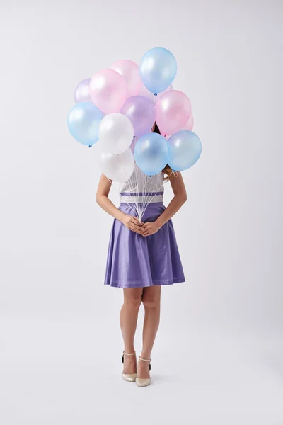 Fille avec des ballons colorés — Photo