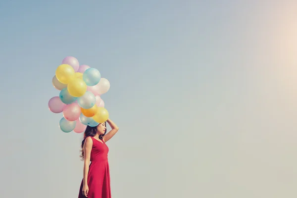 Oman met bos van ballonnen — Stockfoto