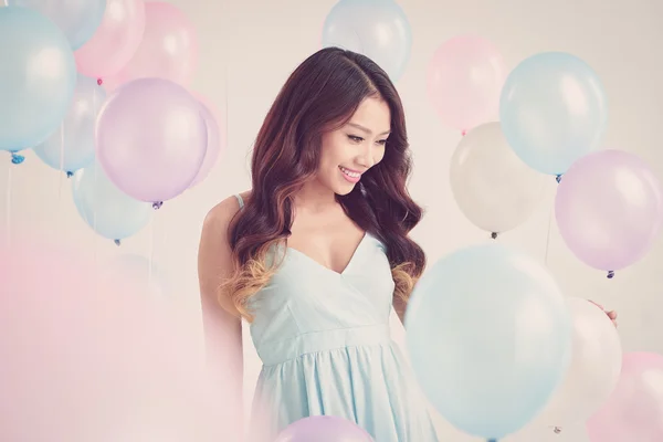 Meisje en veel ballonnen — Stockfoto