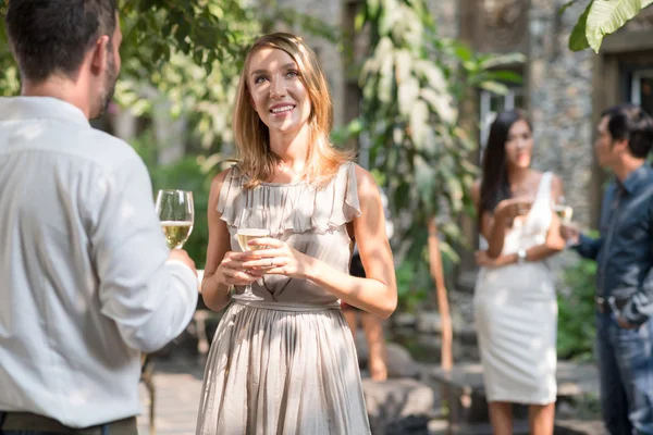 Mulher conversando com convidado masculino — Fotografia de Stock