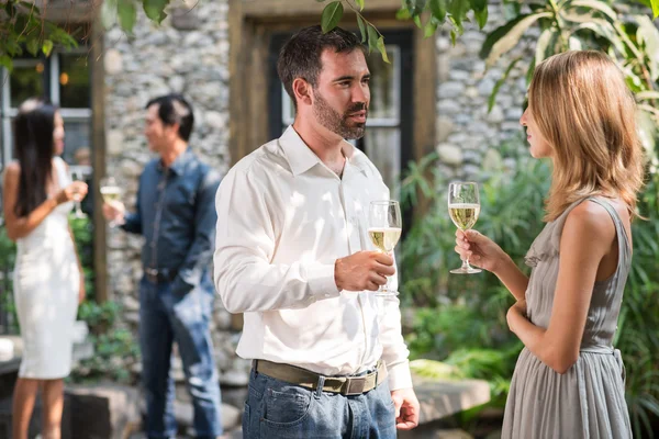 Homme et femme bavardant à la fête — Photo