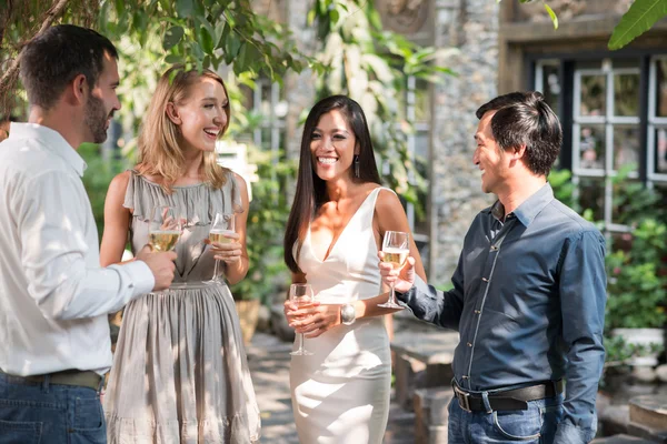 Pareja asiática hablando con sus invitados — Foto de Stock