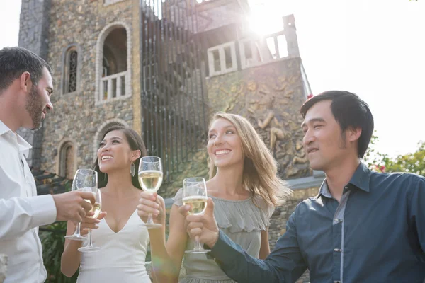 Des personnes multi-ethniques buvant du champagne — Photo