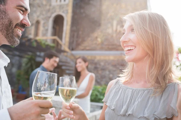 Couple frémissant à la soirée cocktail en plein air — Photo