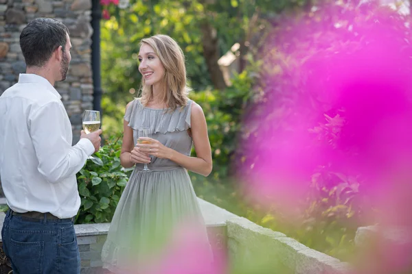 gülümseyen kadın içki şampanya 