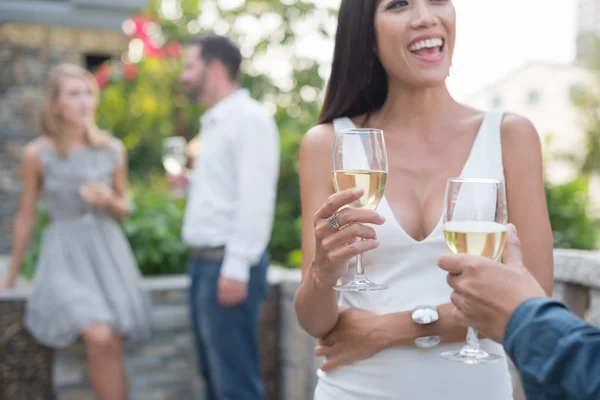 Femme souriante avec verre de champagne — Photo