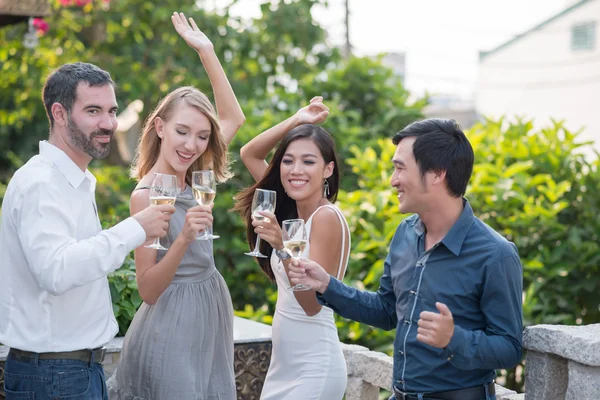 Amis dansant à la fête en plein air — Photo