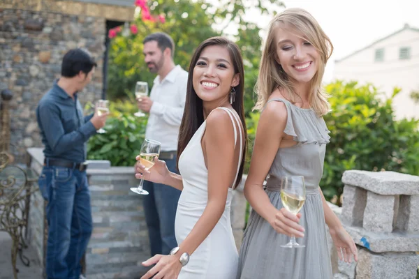 Ladies dancing at cocktail party — Stock Photo, Image