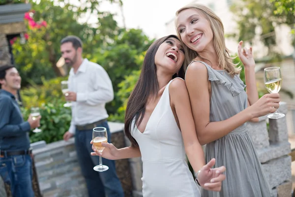 Ballando amiche donne — Foto Stock