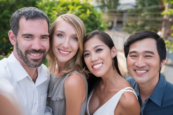 Zwei lächelnde Paare beim Selfie — Stockfoto