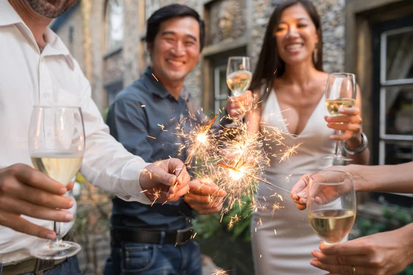 Amici con luci del Bengala — Foto Stock