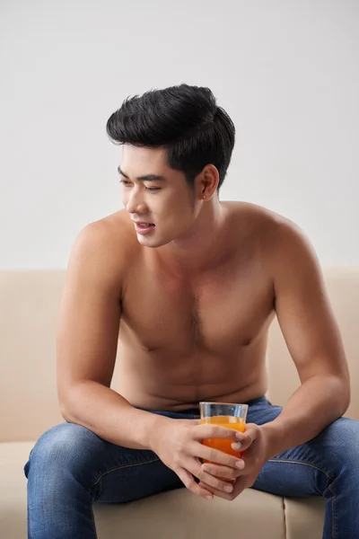 Hombre con vaso de zumo de naranja —  Fotos de Stock