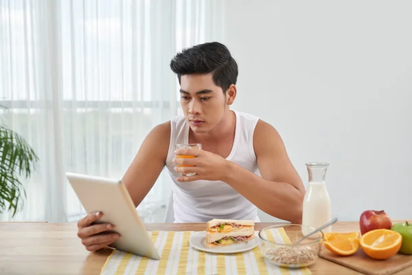 Hombre desayunando —  Fotos de Stock