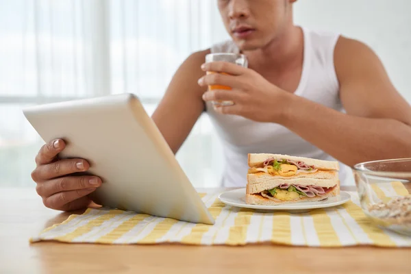 Pequeno-almoço com comprimido — Fotografia de Stock