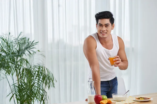 Hombre sano en forma — Foto de Stock