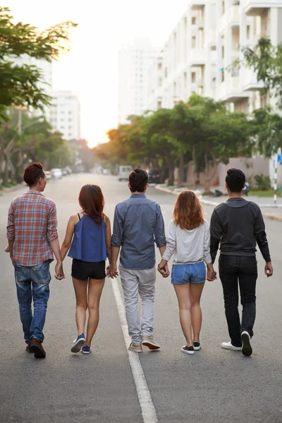 Vrienden lopen in de stad — Stockfoto