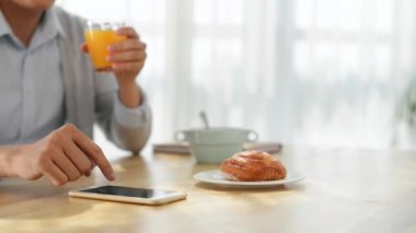 Akıllı telefon kullanan adam 