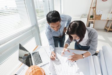 Mimar büroda çalışma arkadaşları