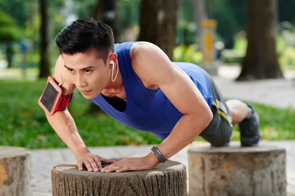 Sportman doet push-ups — Stockfoto