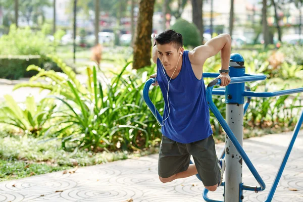 Geconcentreerde sportman doen push-ups — Stockfoto