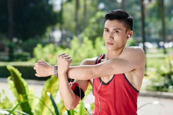 Homem desportivo antes de treinar — Fotografia de Stock