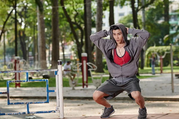 In forma uomo facendo squat — Foto Stock