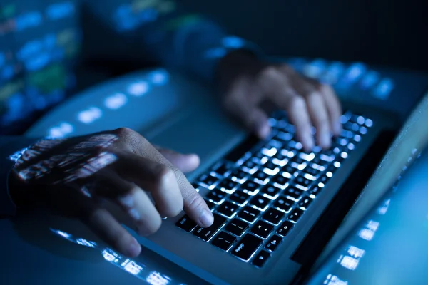 Codificador escribiendo en el ordenador — Foto de Stock