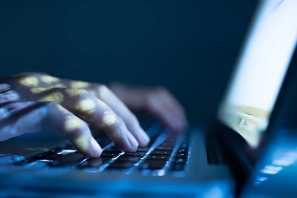 Ingeniero de software escribiendo en el ordenador portátil — Foto de Stock