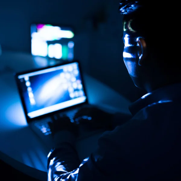 Programmer computing at night — Stock Photo, Image