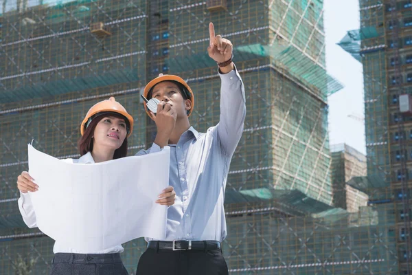 Architects using radio set — Stock Photo, Image