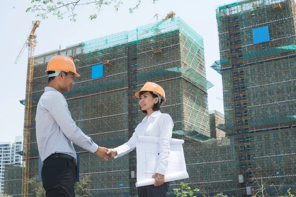 Ingegnere e investitore stringendo la mano — Foto Stock