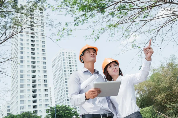 Architektenteam mit digitalem Tablet — Stockfoto